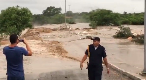 Barragem estoura e água invade Afogados da Ingazeira no Sertão de