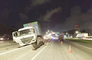 Caminh O Colide Em Mureta E Derruba Dois Postes Na Br No Recife